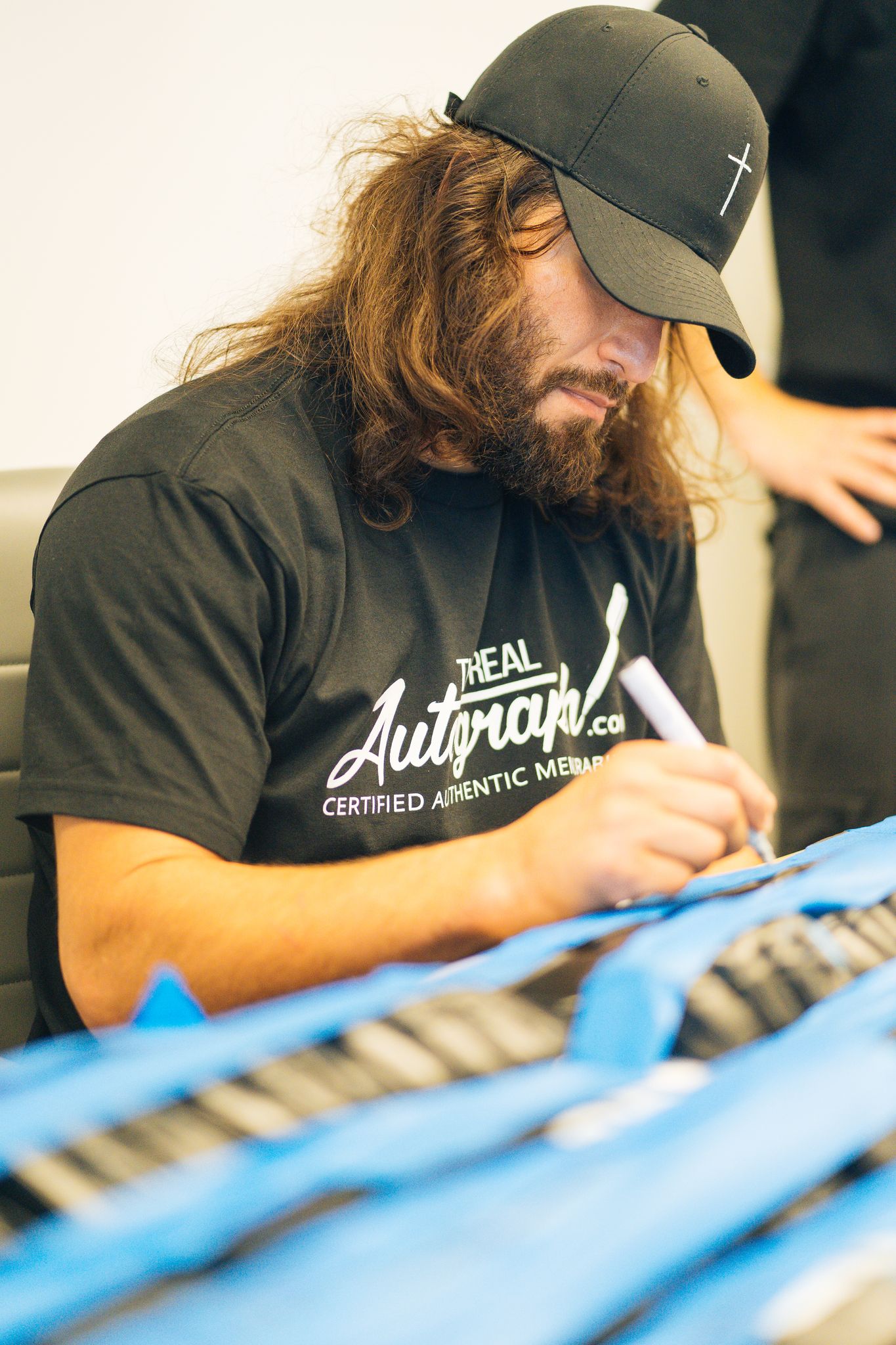 Jorge Masvidal Signed UFC Glove (JSA) at PristineAuction.com Jorge Masvidal Signed UFC Glove (JSA) at PristineAuction.com