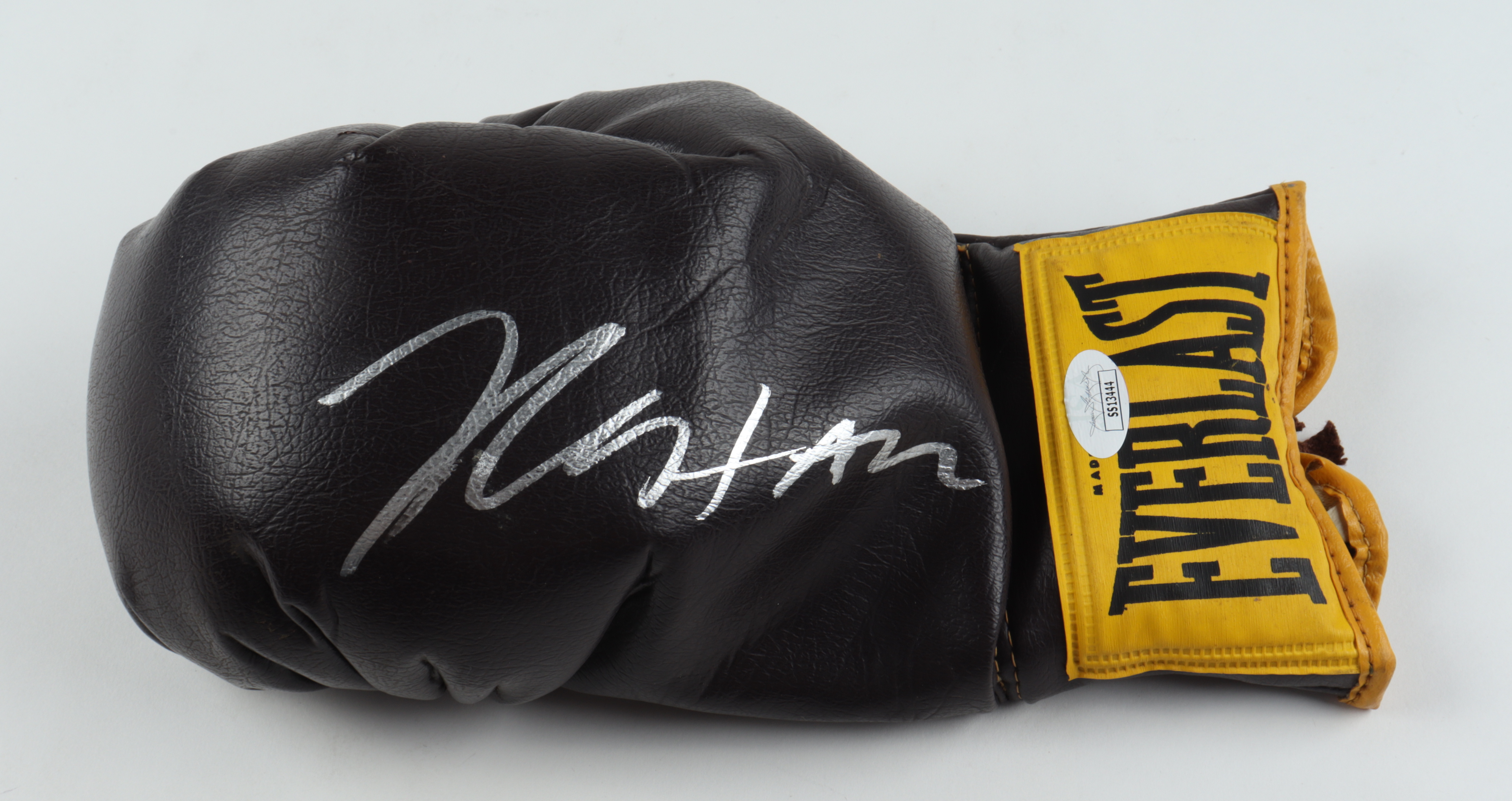 Julio Cesar Chavez Signed Vintage Everlast Leather Boxing Training Glove (JSA COA) at PristineAuction.com Julio Cesar Chavez Signed Vintage Everlast Leather Boxing Training Glove (JSA COA) at PristineAuction.com