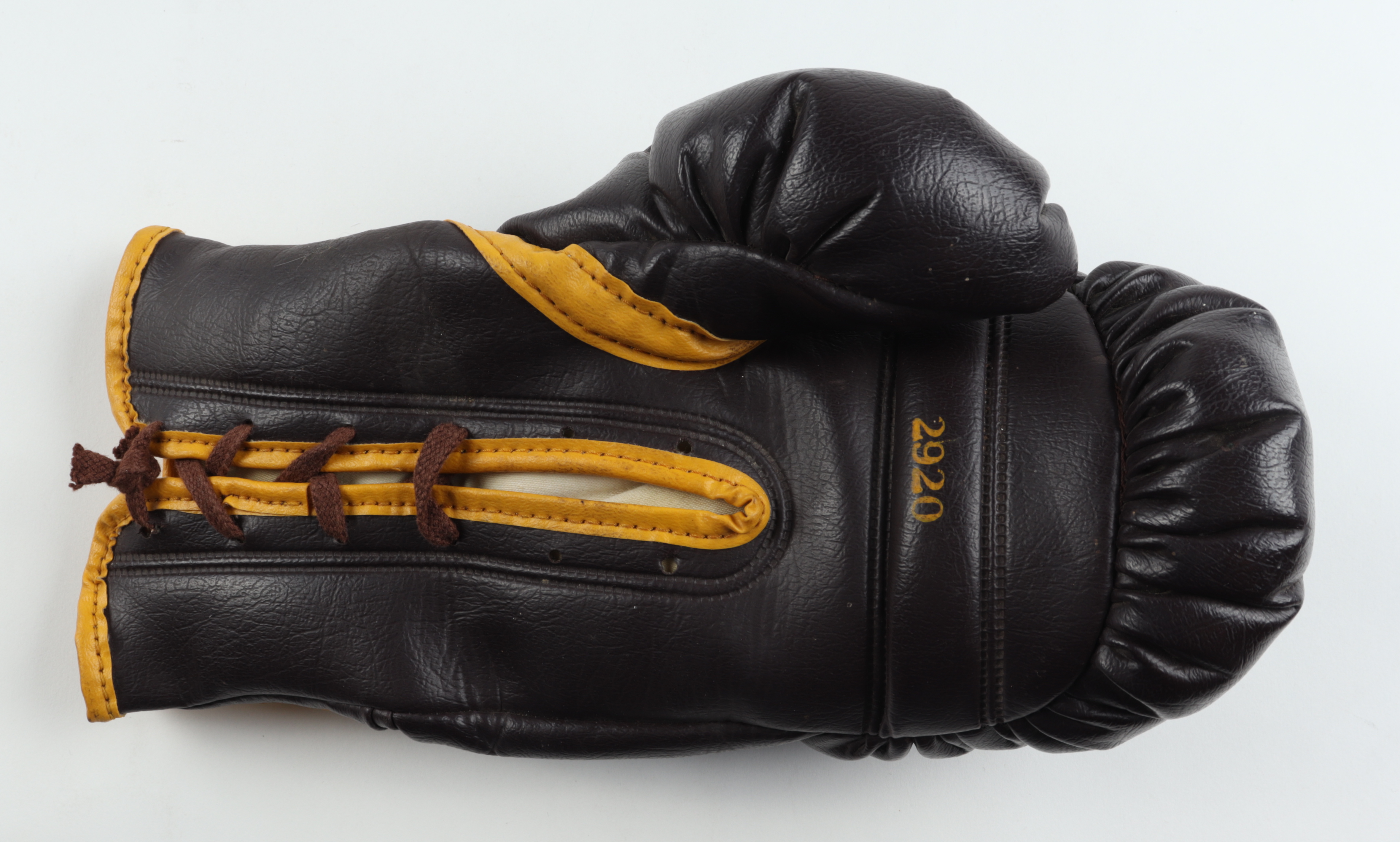 Julio Cesar Chavez Signed Vintage Everlast Leather Boxing Training Glove (JSA COA) at PristineAuction.com Julio Cesar Chavez Signed Vintage Everlast Leather Boxing Training Glove (JSA COA) at PristineAuction.com