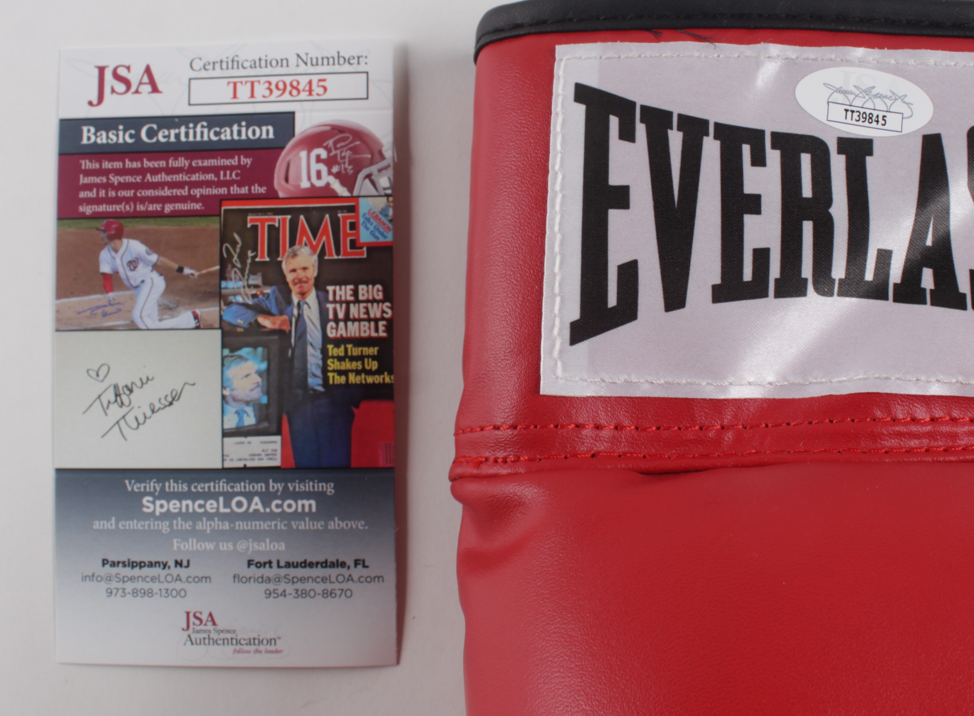 Ke Huy Quan Signed Everlast Boxing Glove (JSA) at PristineAuction.com Ke Huy Quan Signed Everlast Boxing Glove (JSA) at PristineAuction.com
