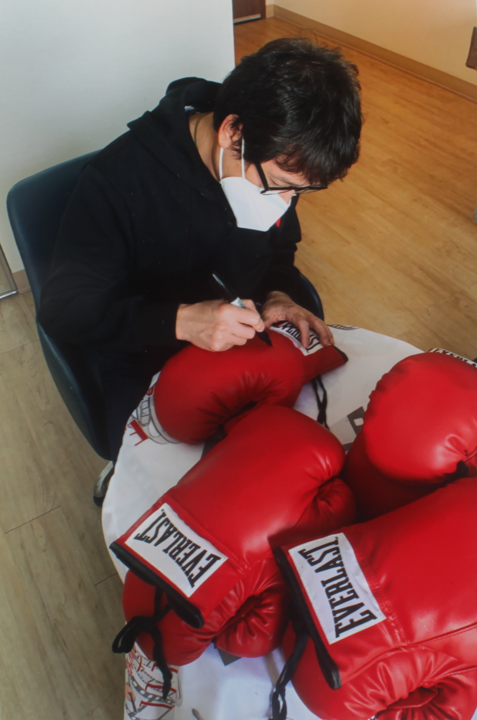 Ke Huy Quan Signed Everlast Boxing Glove (JSA) at PristineAuction.com Ke Huy Quan Signed Everlast Boxing Glove (JSA) at PristineAuction.com