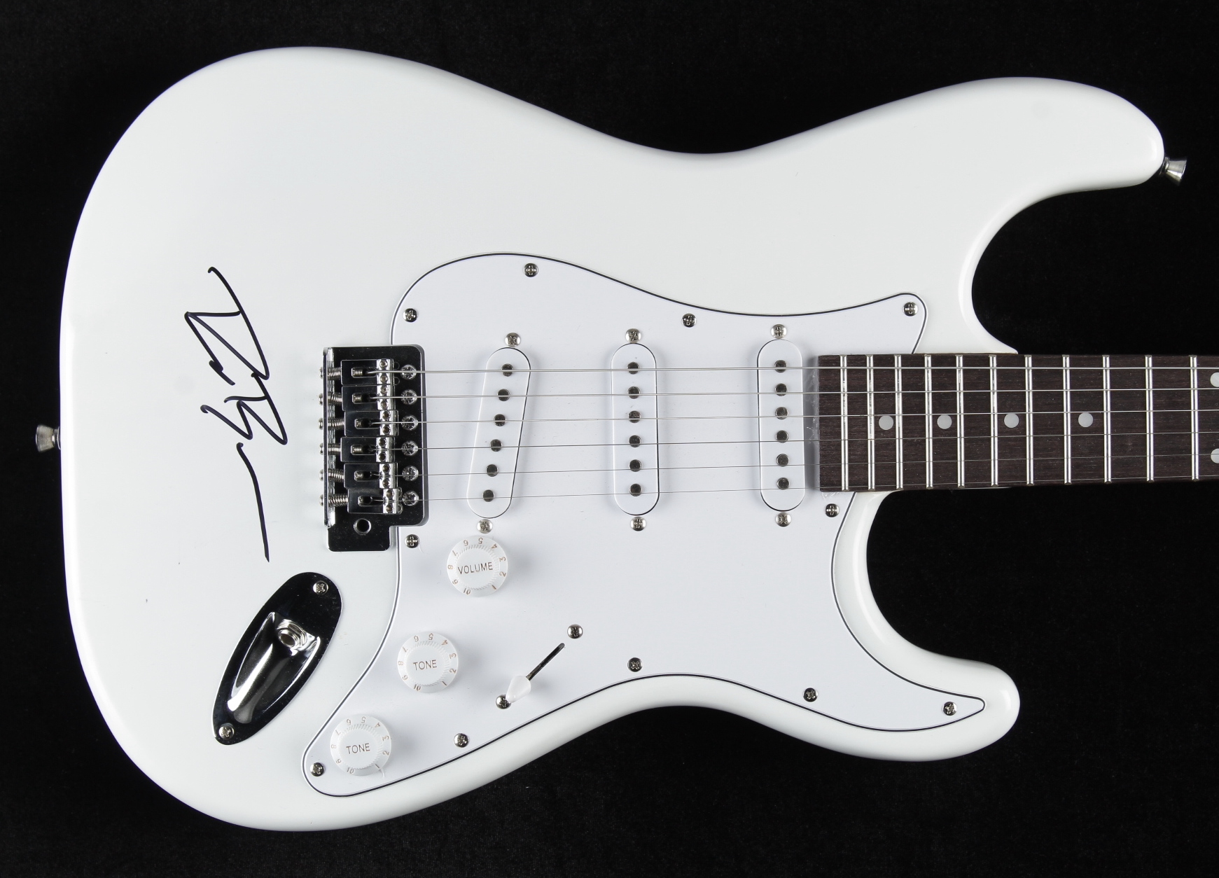 Dierks Bentley Signed Full-Size 39" Electric Guitar (Beckett) at PristineAuction.com Dierks Bentley Signed Full-Size 39" Electric Guitar (Beckett) at PristineAuction.com