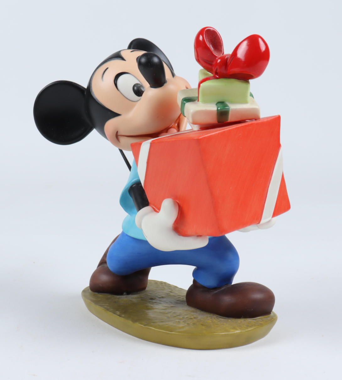 1995 Walt Disney Classics Collection "Pluto's Christmas Tree" Mickey Mouse Figurine at PristineAuction.com 1995 Walt Disney Classics Collection "Pluto's Christmas Tree" Mickey Mouse Figurine at PristineAuction.com