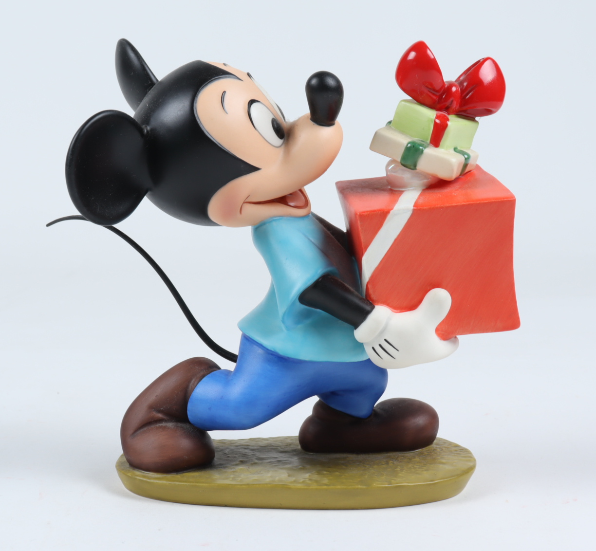 1995 Walt Disney Classics Collection "Pluto's Christmas Tree" Mickey Mouse Figurine at PristineAuction.com 1995 Walt Disney Classics Collection "Pluto's Christmas Tree" Mickey Mouse Figurine at PristineAuction.com