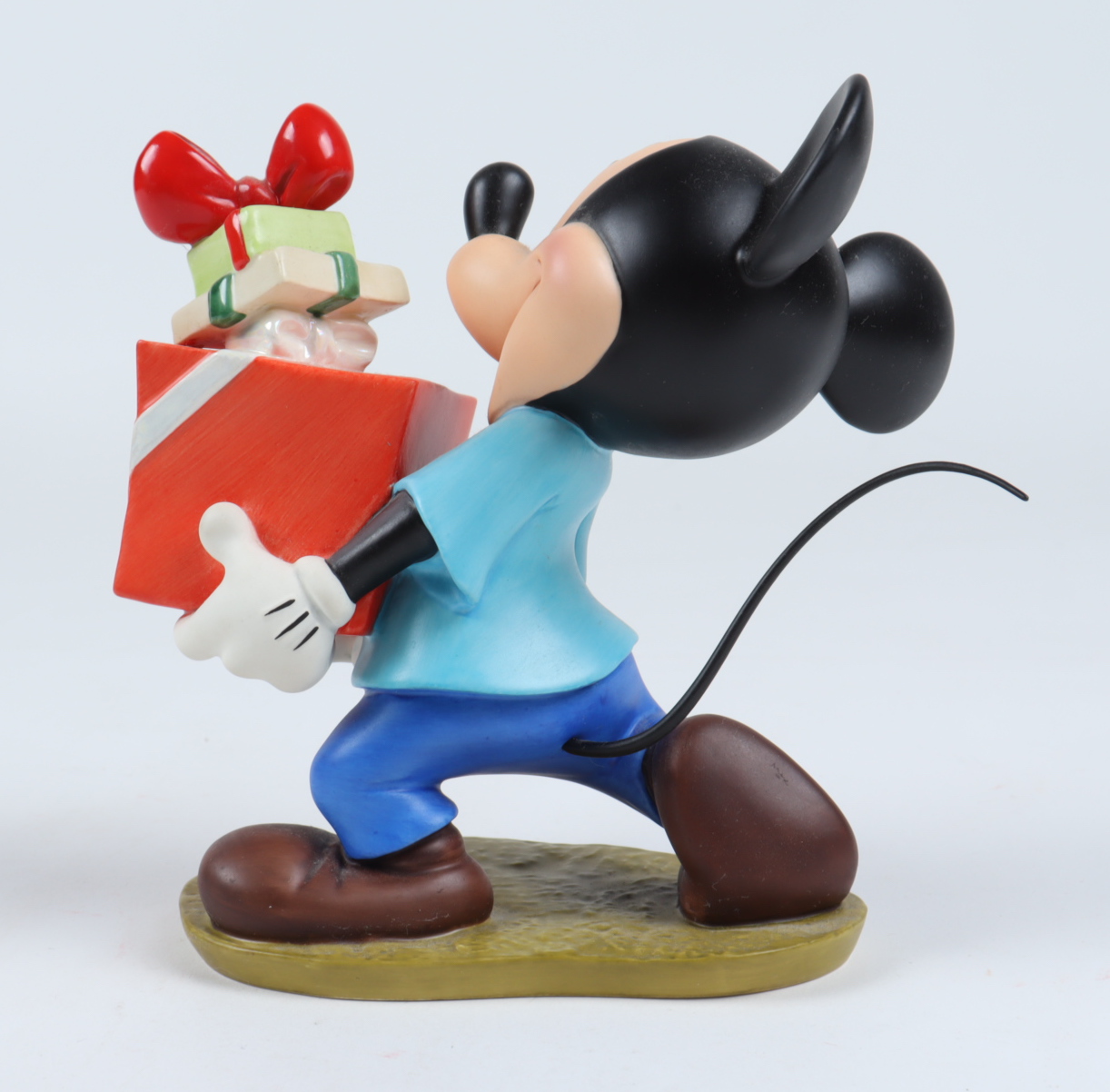 1995 Walt Disney Classics Collection "Pluto's Christmas Tree" Mickey Mouse Figurine at PristineAuction.com 1995 Walt Disney Classics Collection "Pluto's Christmas Tree" Mickey Mouse Figurine at PristineAuction.com