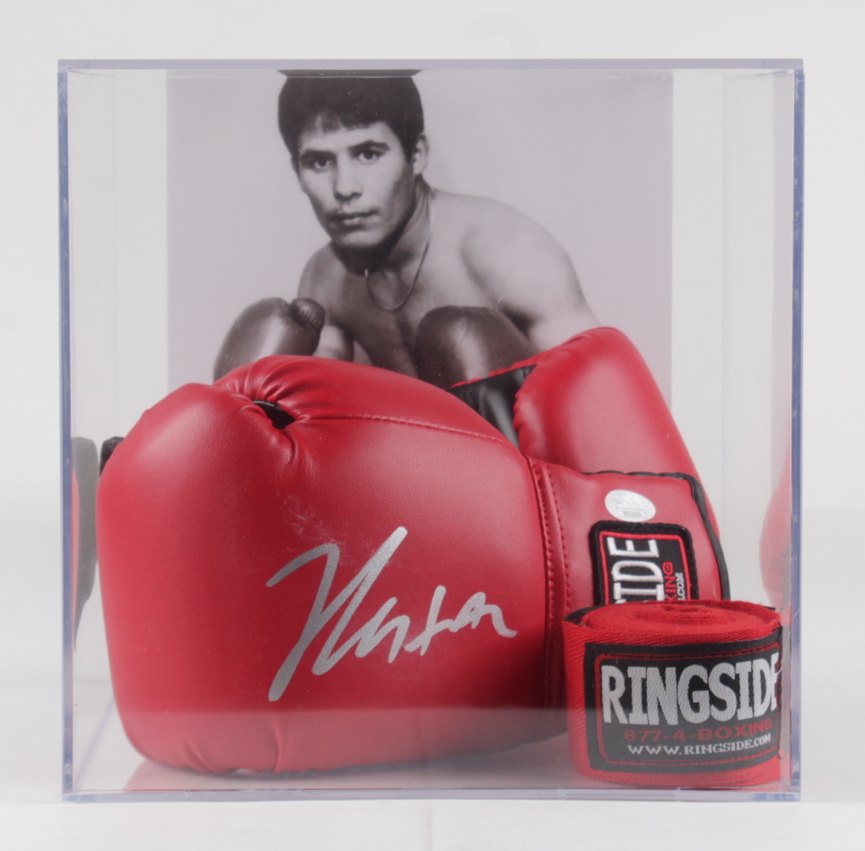 Julio Cesar Chavez Signed Everlast Boxing Gloves with Display Case (JSA COA) at PristineAuction.com Julio Cesar Chavez Signed Everlast Boxing Gloves with Display Case (JSA COA) at PristineAuction.com