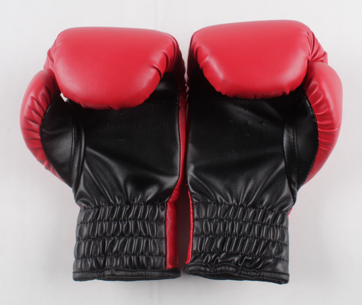 Julio Cesar Chavez Signed Everlast Boxing Gloves with Display Case (JSA COA) at PristineAuction.com Julio Cesar Chavez Signed Everlast Boxing Gloves with Display Case (JSA COA) at PristineAuction.com