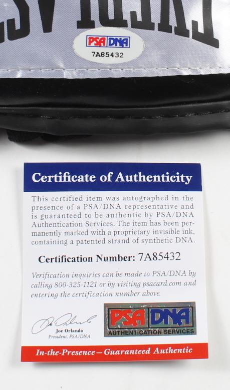 Sugar Ray Leonard, Tommy Hearns & Roberto Duran Signed Everlast Boxing Glove (PSA) at PristineAuction.com Sugar Ray Leonard, Tommy Hearns & Roberto Duran Signed Everlast Boxing Glove (PSA) at PristineAuction.com