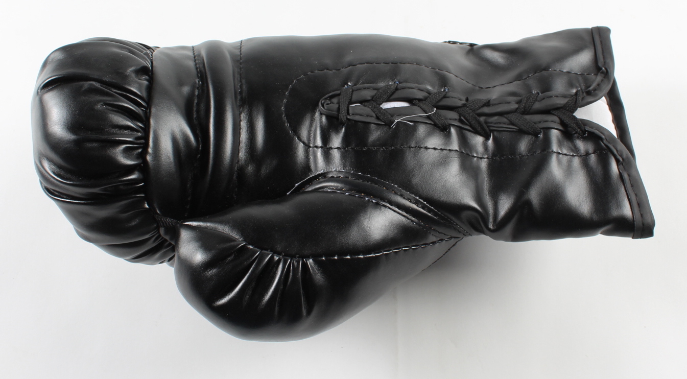 Sugar Ray Leonard, Tommy Hearns & Roberto Duran Signed Everlast Boxing Glove (PSA) at PristineAuction.com Sugar Ray Leonard, Tommy Hearns & Roberto Duran Signed Everlast Boxing Glove (PSA) at PristineAuction.com