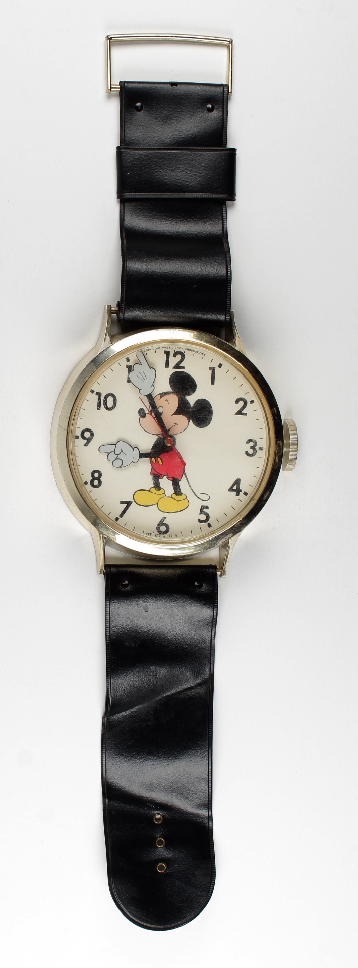 Disney Mickey Mouse Oversize 35" Electric Wall Clock at PristineAuction.com Disney Mickey Mouse Oversize 35" Electric Wall Clock at PristineAuction.com