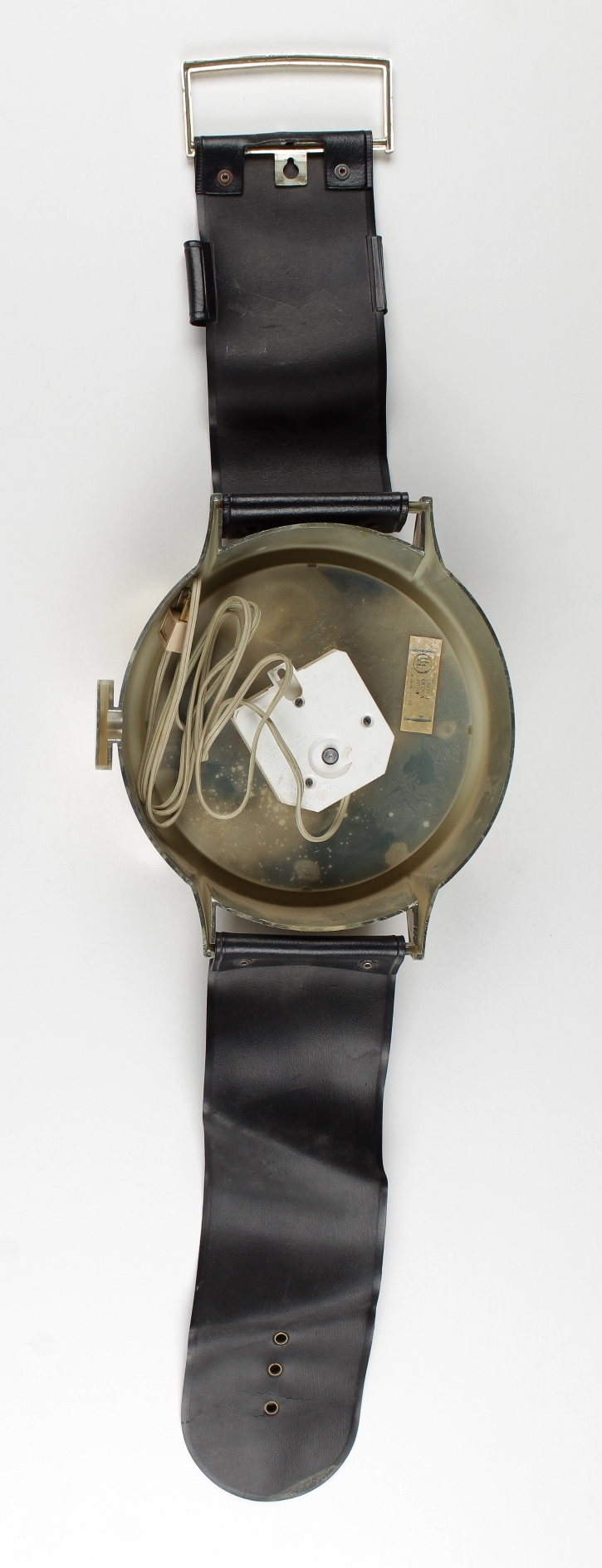 Disney Mickey Mouse Oversize 35" Electric Wall Clock at PristineAuction.com Disney Mickey Mouse Oversize 35" Electric Wall Clock at PristineAuction.com