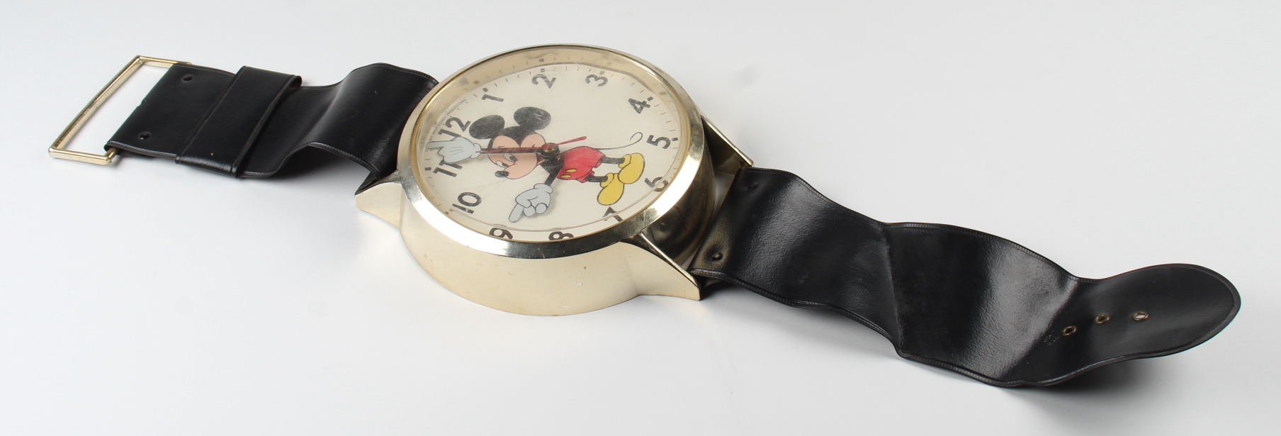 Disney Mickey Mouse Oversize 35" Electric Wall Clock at PristineAuction.com Disney Mickey Mouse Oversize 35" Electric Wall Clock at PristineAuction.com