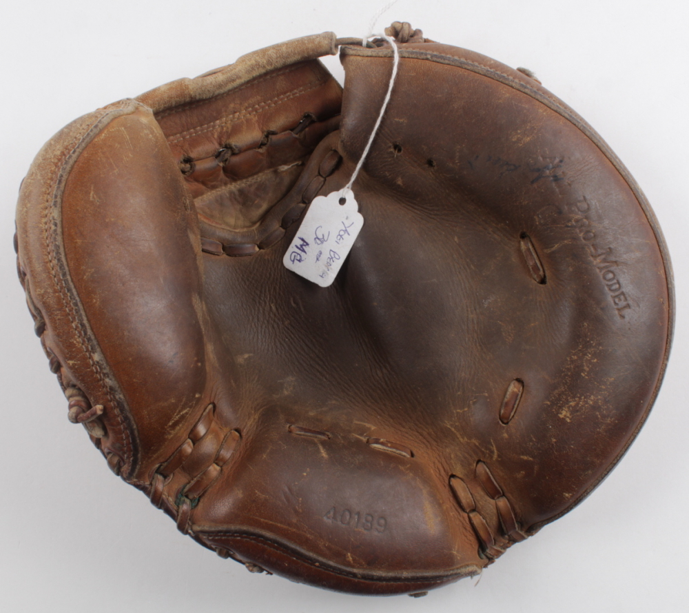 Yogi Berra Signed Vintage Catchers Glove (JSA) (See Description) Pristine Auction