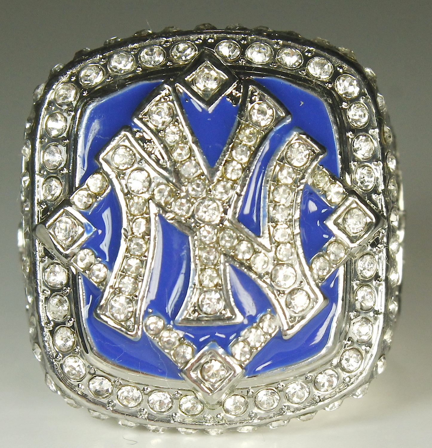 Derek Jeter New York Yankees 2009 High Quality Replica World Series Ring at PristineAuction.com Derek Jeter New York Yankees 2009 High Quality Replica World Series Ring at PristineAuction.com