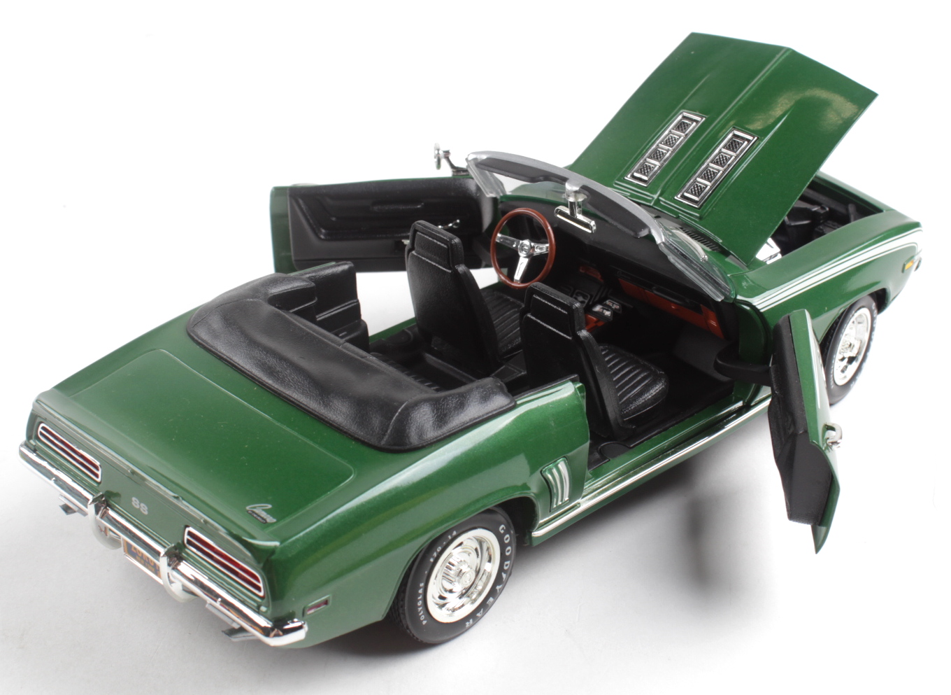 American Muscle 1969 Camaro SS396 1:18 Diecast Car at PristineAuction.com American Muscle 1969 Camaro SS396 1:18 Diecast Car at PristineAuction.com