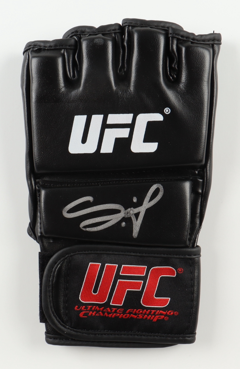 Francis Ngannou Signed UFC Glove (Beckett) at PristineAuction.com Francis Ngannou Signed UFC Glove (Beckett) at PristineAuction.com