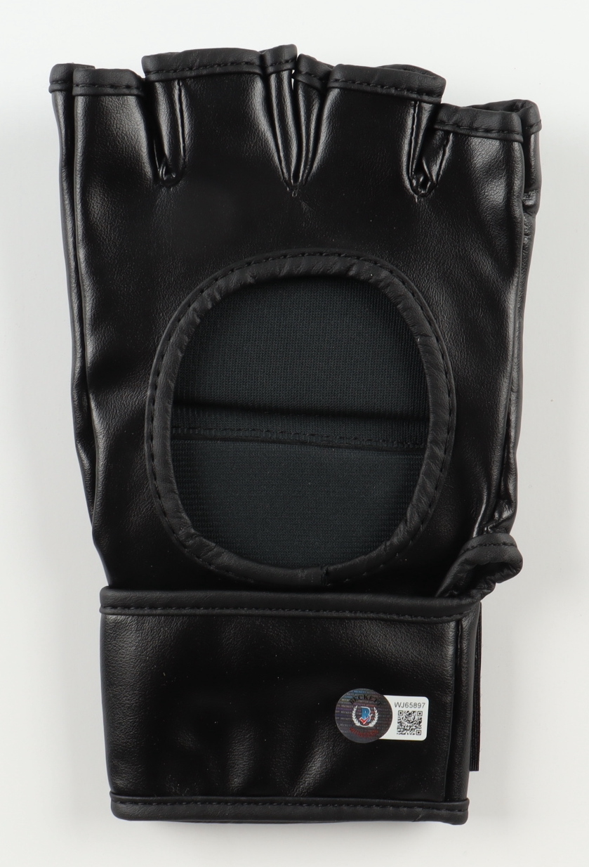 Francis Ngannou Signed UFC Glove (Beckett) at PristineAuction.com Francis Ngannou Signed UFC Glove (Beckett) at PristineAuction.com