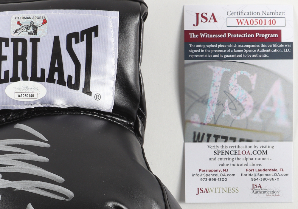 Gant de boxe noir Everlast signé à la main Mike Tyson dans une vitrine de luxe en acrylique - Canada