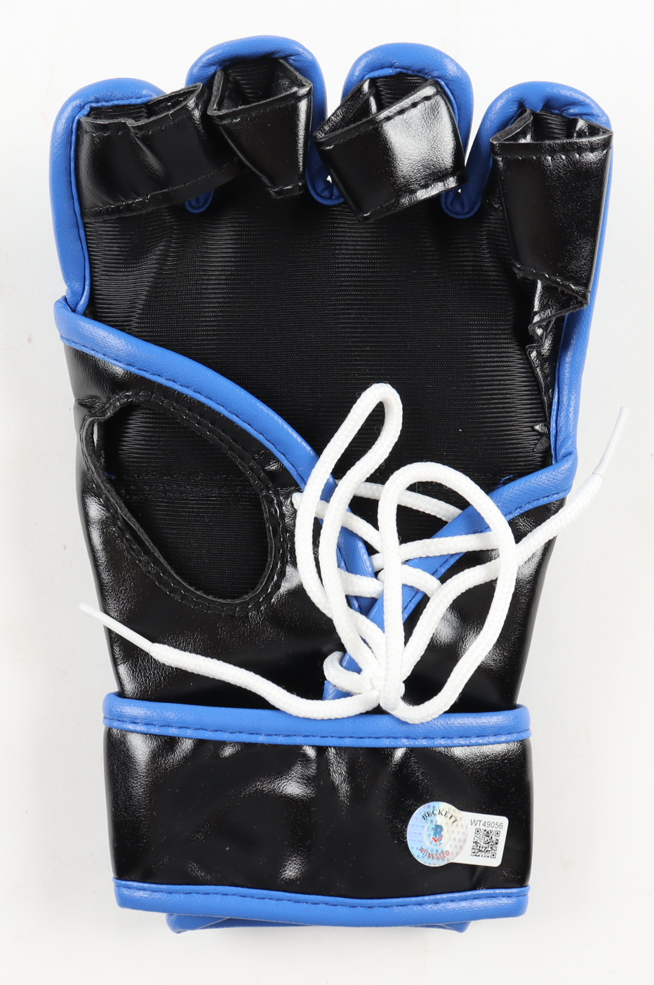 Fedor Emelianenko Signed Pride Glove (Beckett) at PristineAuction.com Fedor Emelianenko Signed Pride Glove (Beckett) at PristineAuction.com