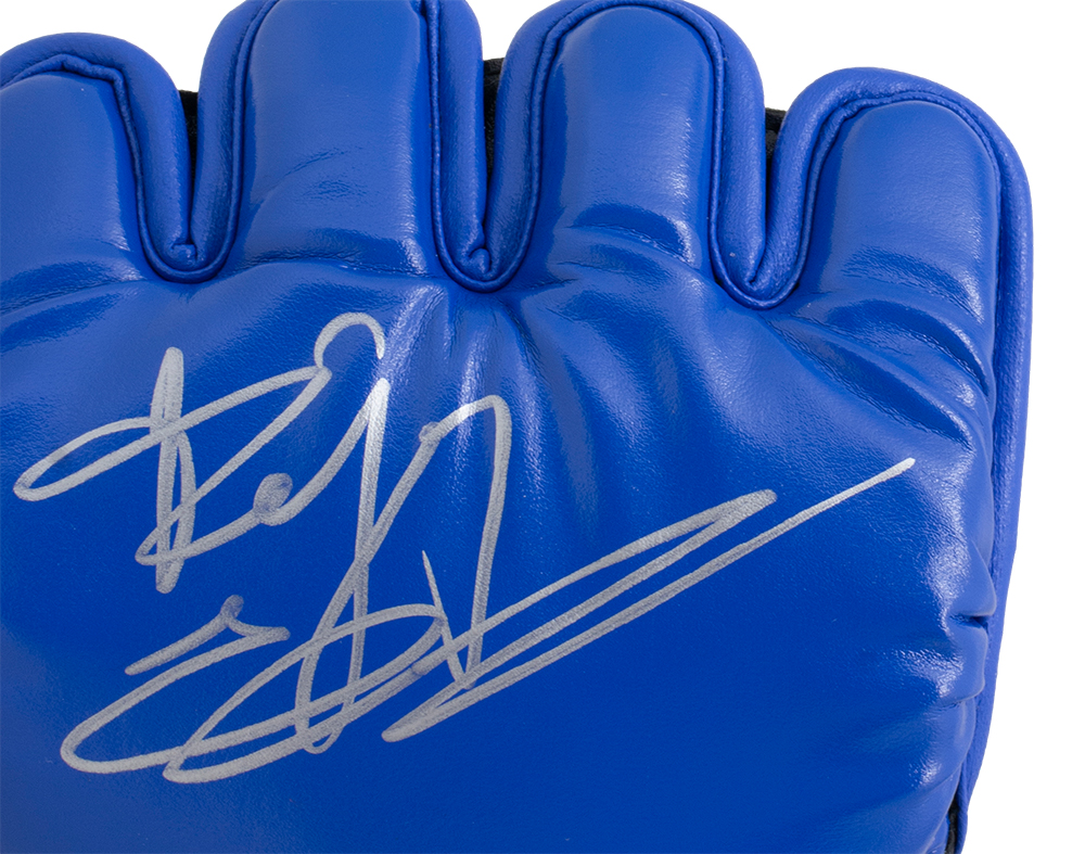 Fedor Emelianenko Signed Pride Glove (Beckett) at PristineAuction.com Fedor Emelianenko Signed Pride Glove (Beckett) at PristineAuction.com