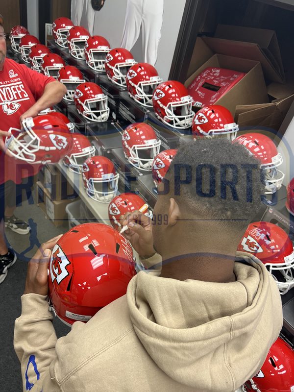 JuJu Smith-Schuster Signed Chiefs Full-Size Authentic On-Field Speed Helmet (Beckett) at PristineAuction.com JuJu Smith-Schuster Signed Chiefs Full-Size Authentic On-Field Speed Helmet (Beckett) at PristineAuction.com