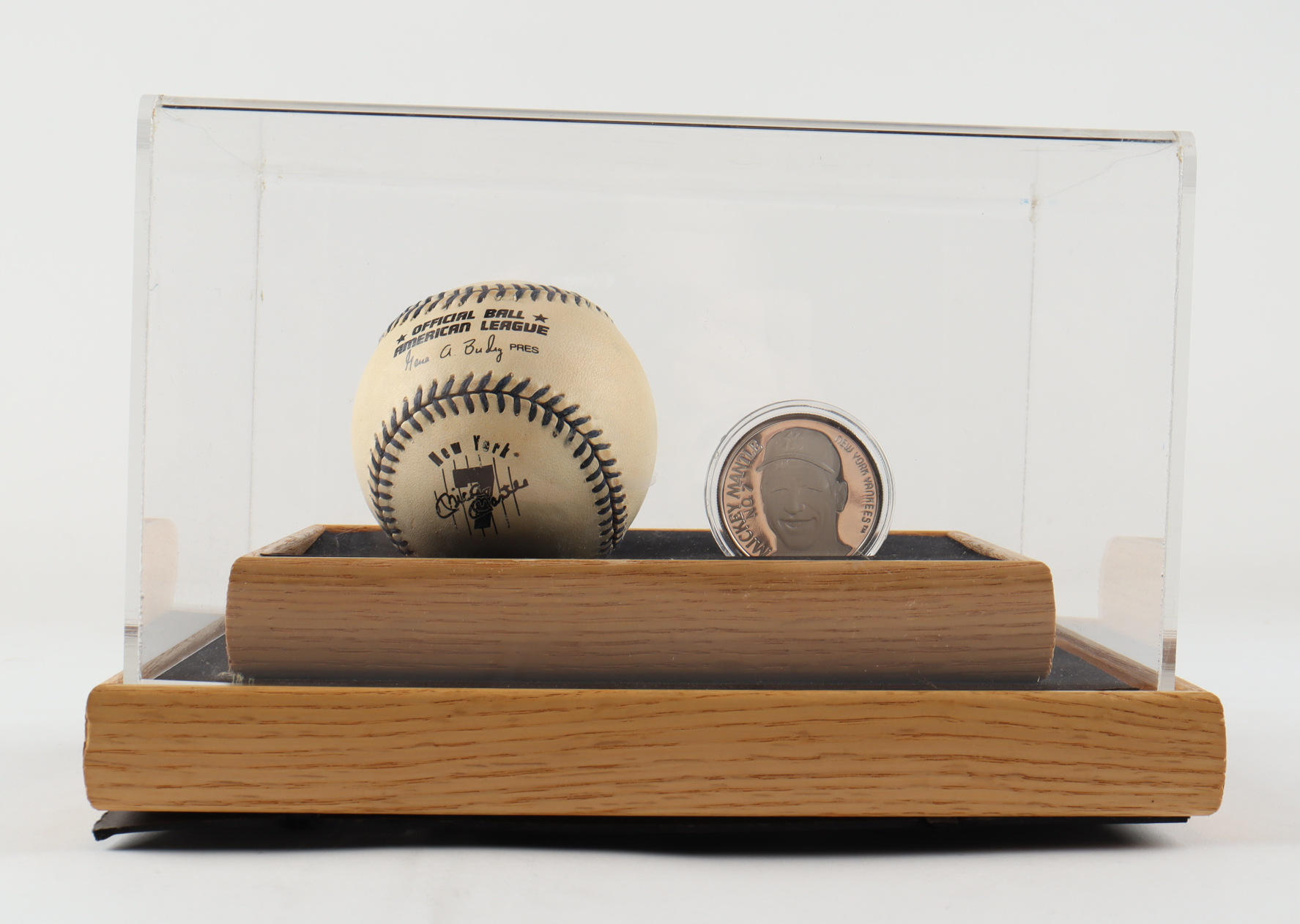 Mickey Mantle Commemorative Baseball & Medallion Set with Display Case at PristineAuction.com Mickey Mantle Commemorative Baseball & Medallion Set with Display Case at PristineAuction.com