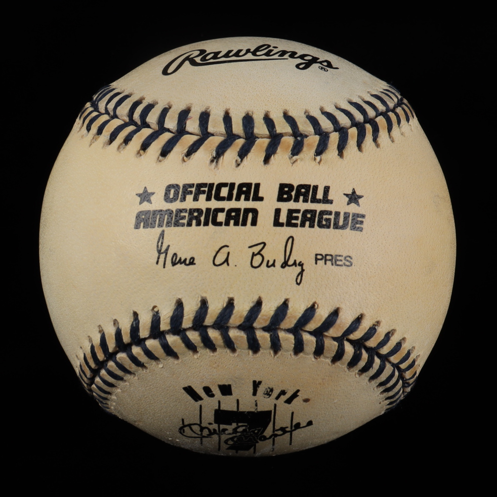 Mickey Mantle Commemorative Baseball & Medallion Set with Display Case at PristineAuction.com Mickey Mantle Commemorative Baseball & Medallion Set with Display Case at PristineAuction.com