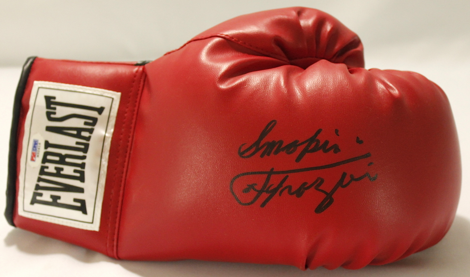 "Smokin" Joe Frazier Signed Everlast Boxing Glove (PSA COA) at PristineAuction.com "Smokin" Joe Frazier Signed Everlast Boxing Glove (PSA COA) at PristineAuction.com