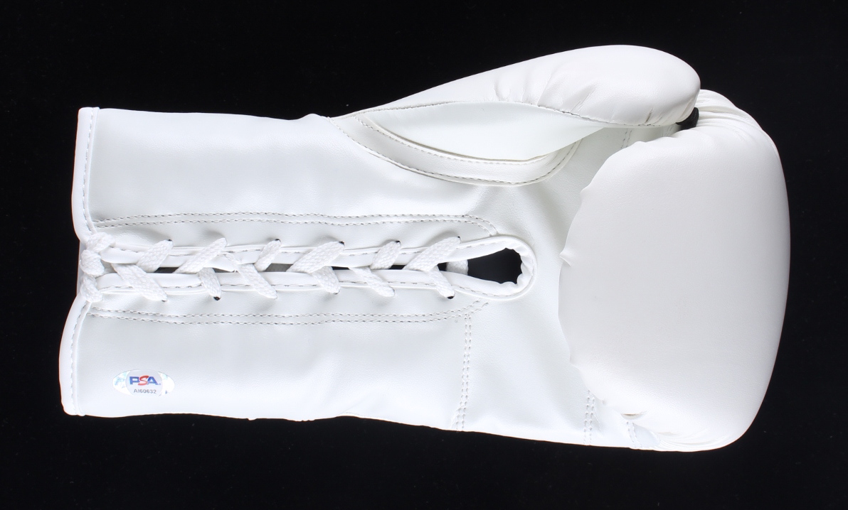 Floyd Mayweather Jr. Signed Winning Boxing Glove (Beckett) at PristineAuction.com Floyd Mayweather Jr. Signed Winning Boxing Glove (Beckett) at PristineAuction.com