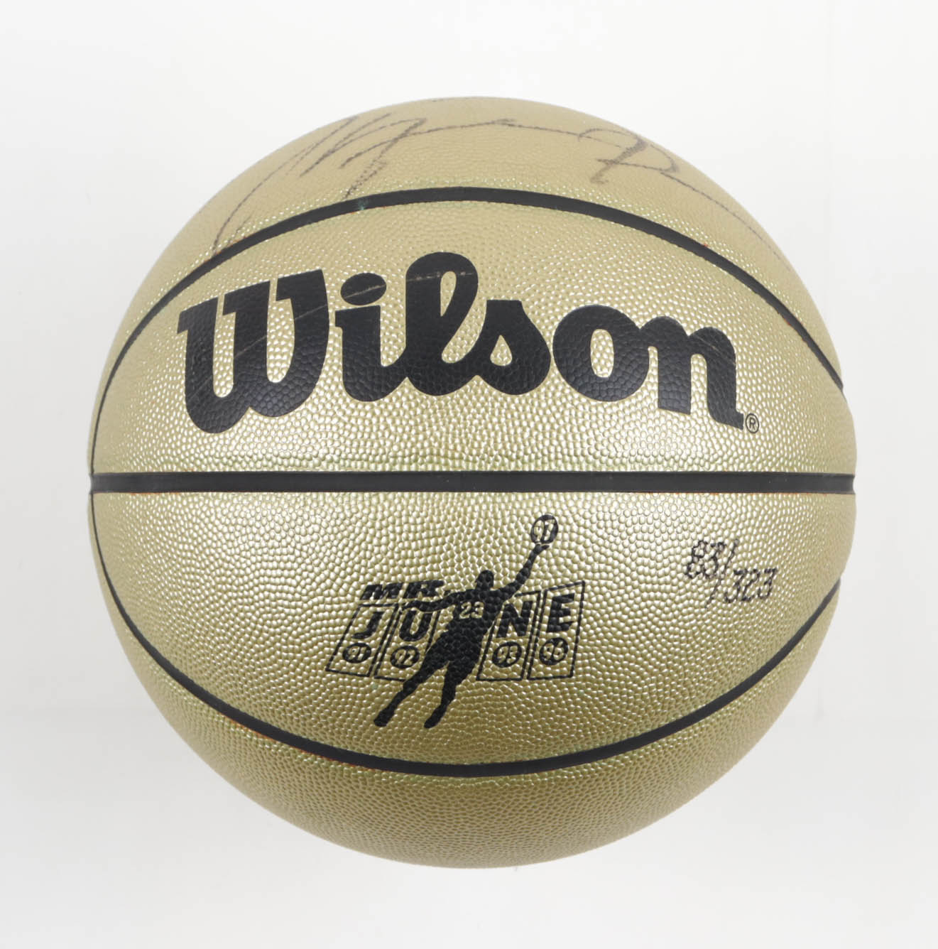 Michael Jordan Signed Gold Basketball (UDA) at PristineAuction.com Michael Jordan Signed Gold Basketball (UDA) at PristineAuction.com