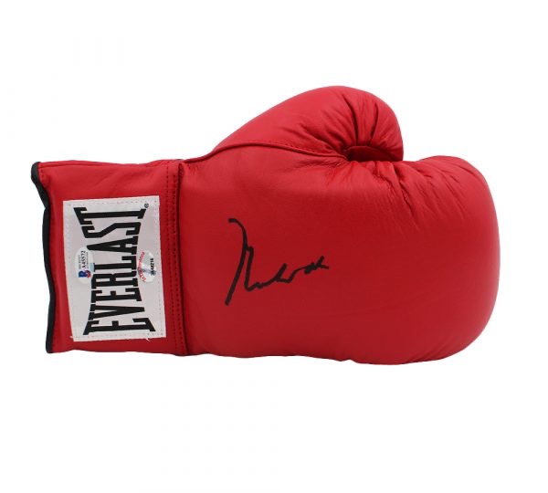 Muhammad Ali Signed Everlast Boxing Glove (Beckett) at PristineAuction.com Muhammad Ali Signed Everlast Boxing Glove (Beckett) at PristineAuction.com