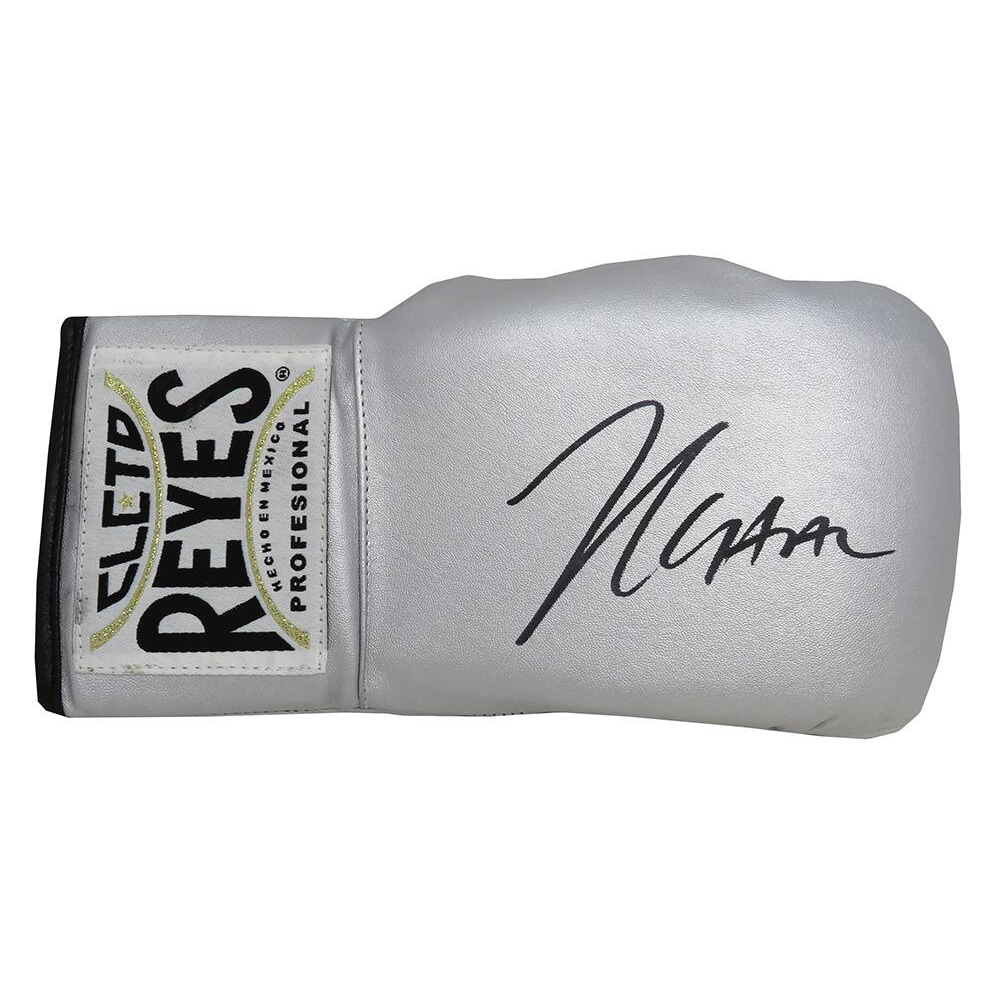 Julio Cesar Chavez Signed Cleto Reyes Boxing Glove (JSA) Pristine Auction