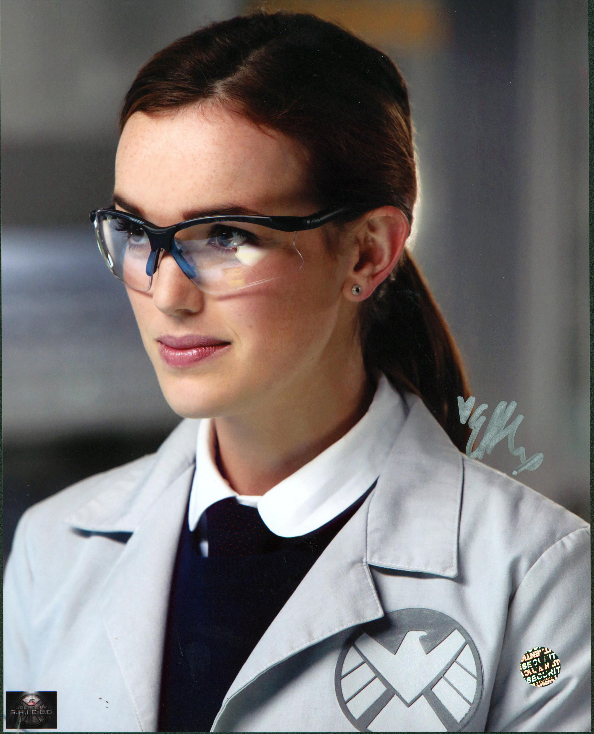 Elizabeth Henstridge Signed "Agents of S.H.I.E.L.D." 8x10 Photo (Wizard World) at PristineAuction.com Elizabeth Henstridge Signed "Agents of S.H.I.E.L.D." 8x10 Photo (Wizard World) at PristineAuction.com