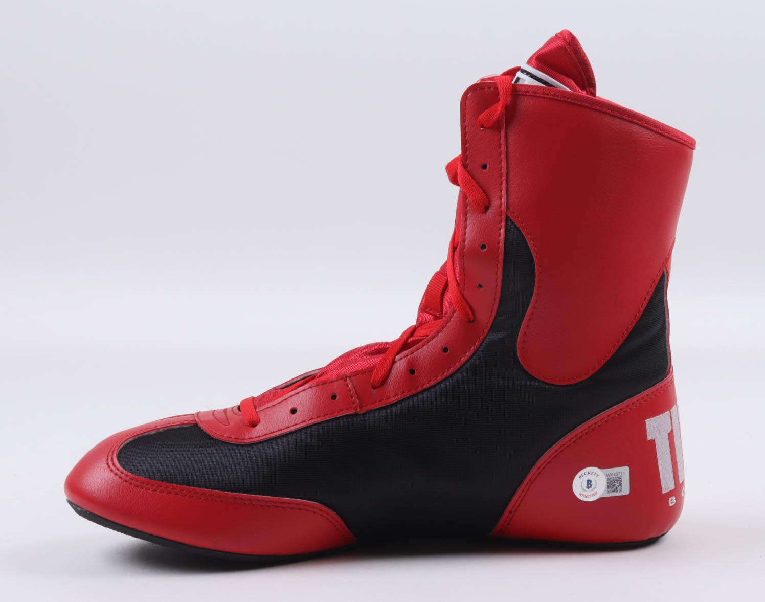 Floyd Mayweather Jr. Signed Title Boxing Shoe with Photo Display Case (Beckett) at PristineAuction.com Floyd Mayweather Jr. Signed Title Boxing Shoe with Photo Display Case (Beckett) at PristineAuction.com