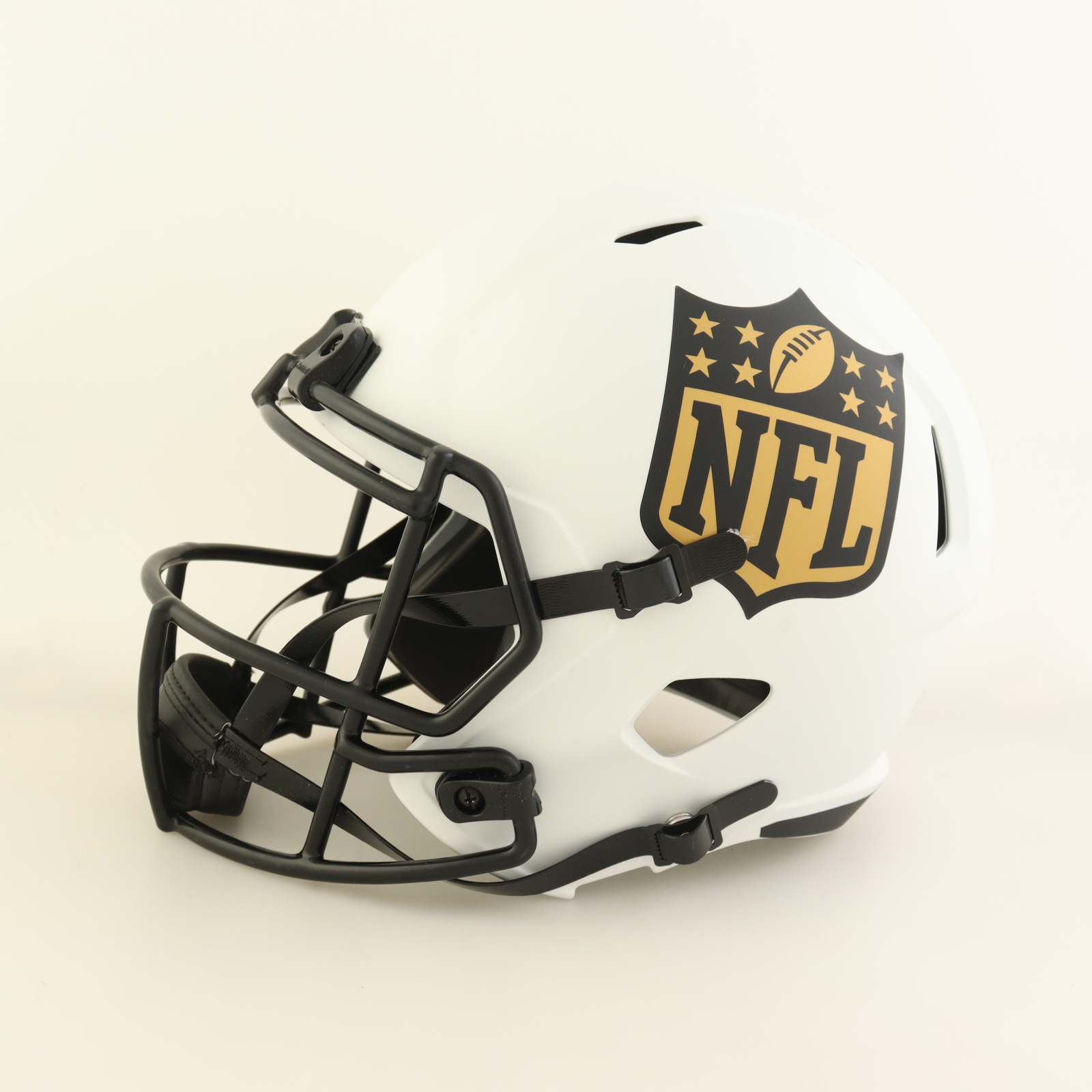 Robert Brazile Signed Full-Size NFL Logo Speed Helmet Inscribed "HOF 18" (Schwartz) at PristineAuction.com Robert Brazile Signed Full-Size NFL Logo Speed Helmet Inscribed "HOF 18" (Schwartz) at PristineAuction.com