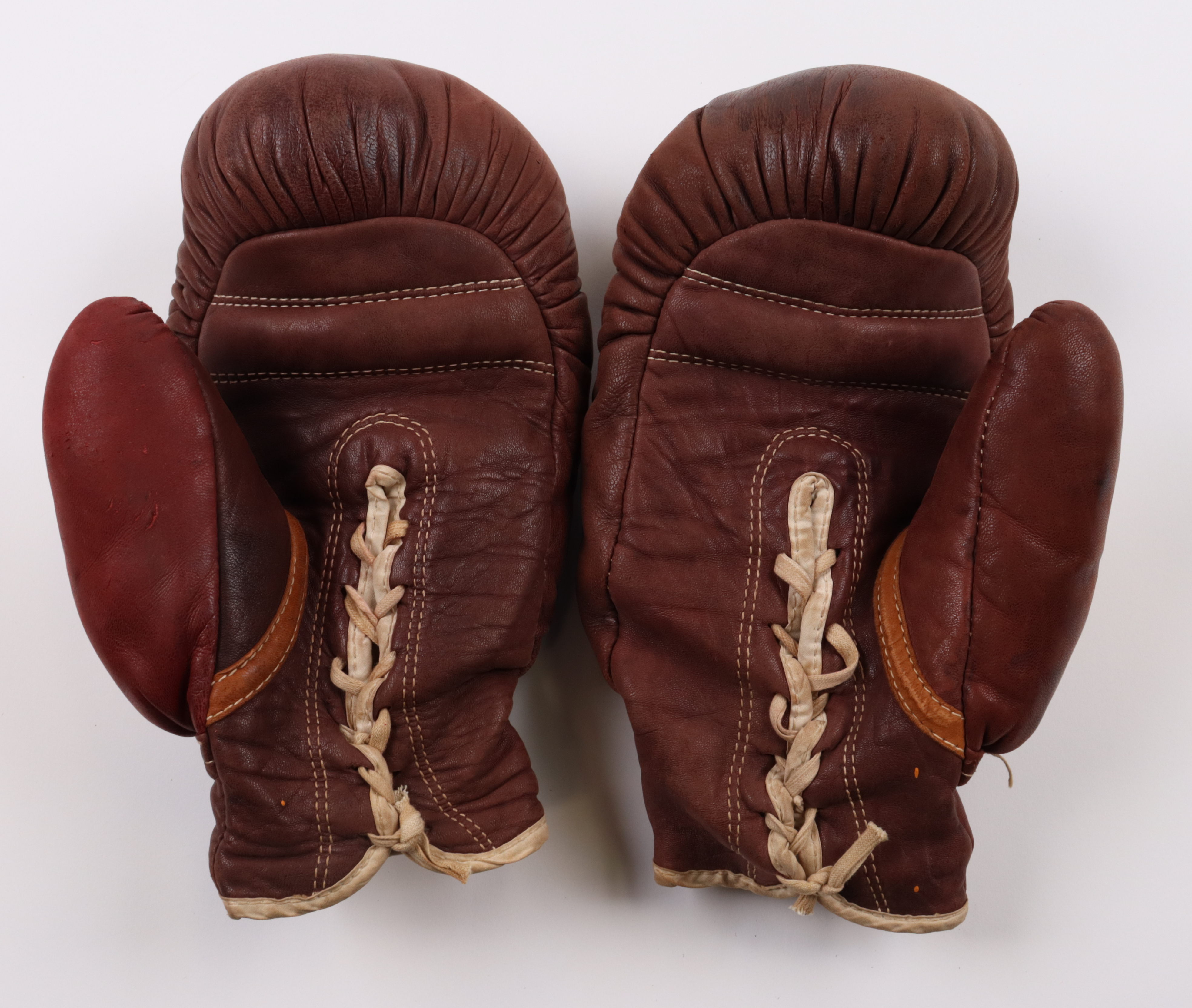 Mike Tyson Signed Pair of Vintage Boxing Gloves with Display Case (PSA & Tyson) at PristineAuction.com Mike Tyson Signed Pair of Vintage Boxing Gloves with Display Case (PSA & Tyson) at PristineAuction.com