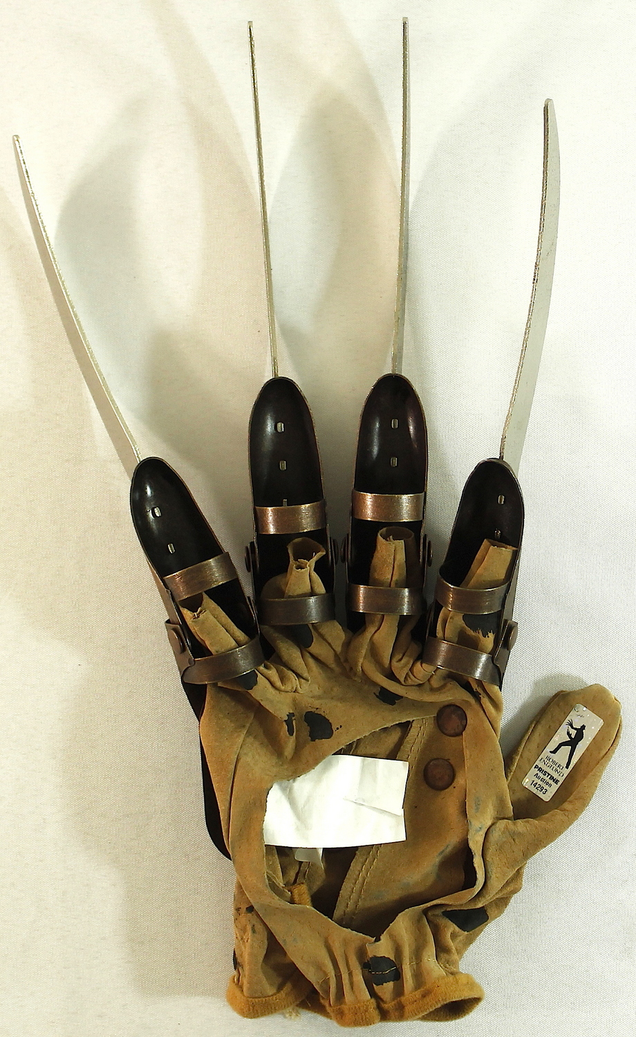 Robert Englund Signed "A Nightmare on Elm Street" Freddy Krueger High Quality Replica Glove (Englund COA) at PristineAuction.com Robert Englund Signed "A Nightmare on Elm Street" Freddy Krueger High Quality Replica Glove (Englund COA) at PristineAuction.com