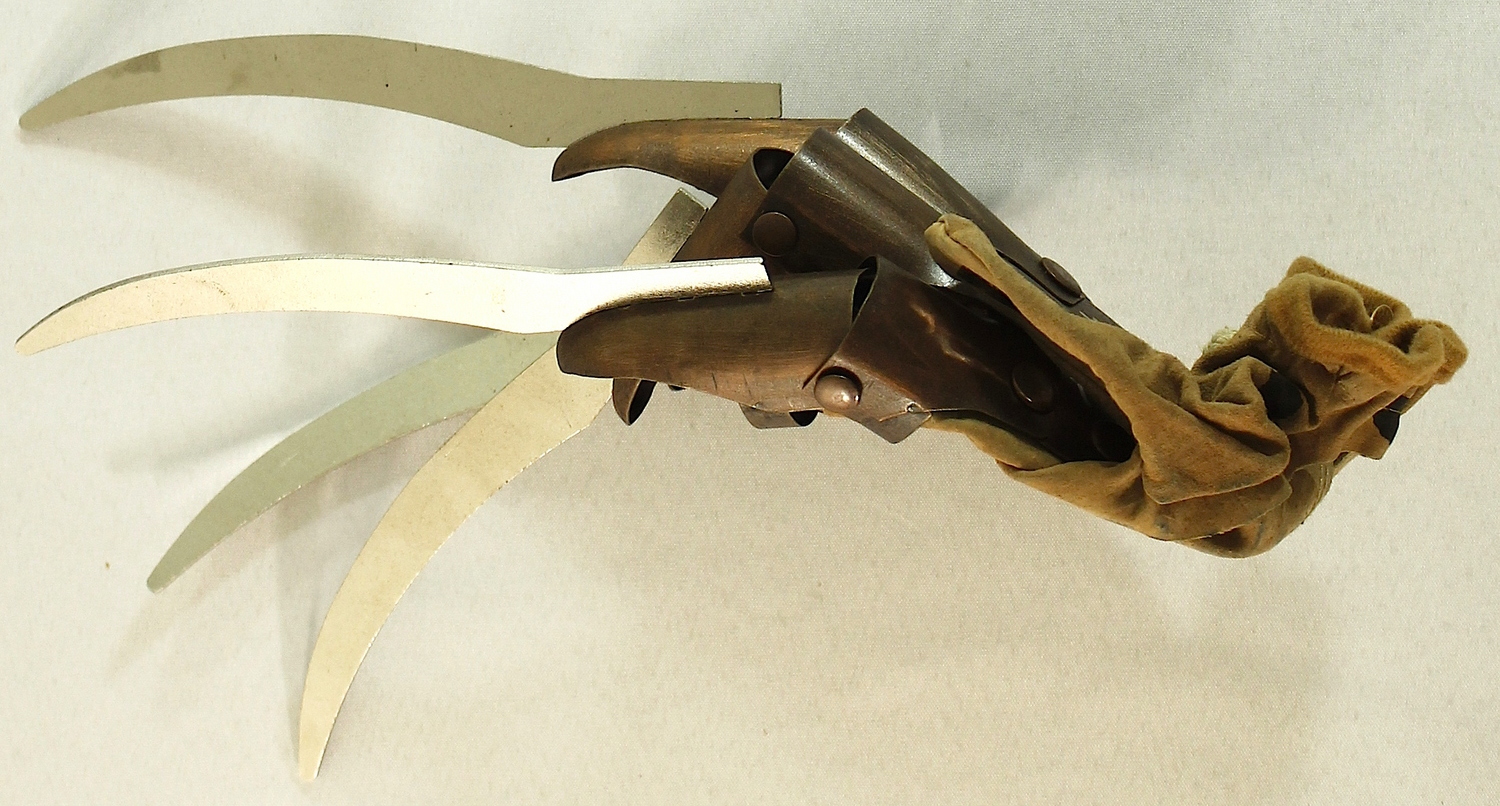 Robert Englund Signed "A Nightmare on Elm Street" Freddy Krueger High Quality Replica Glove (Englund COA) at PristineAuction.com Robert Englund Signed "A Nightmare on Elm Street" Freddy Krueger High Quality Replica Glove (Englund COA) at PristineAuction.com