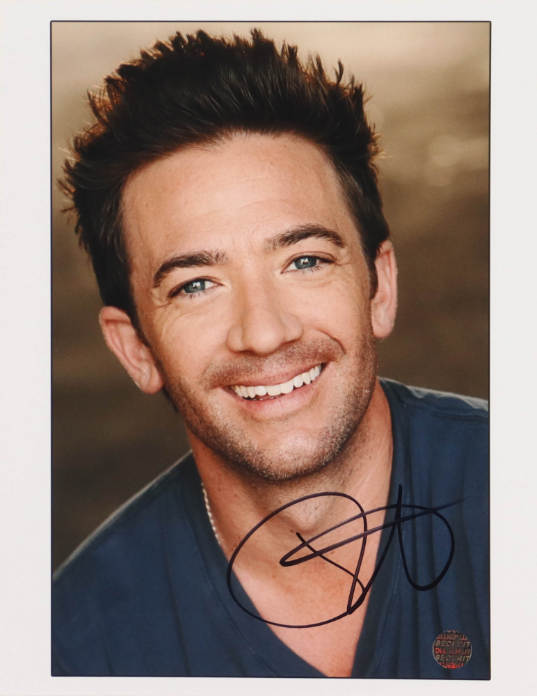 David Faustino Signed 8x10 Photo (Wizard World) | Pristine Auction