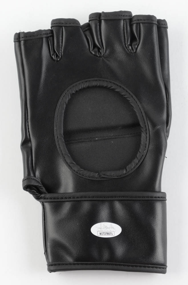 Brandon Moreno Signed UFC Glove (JSA) at PristineAuction.com Brandon Moreno Signed UFC Glove (JSA) at PristineAuction.com