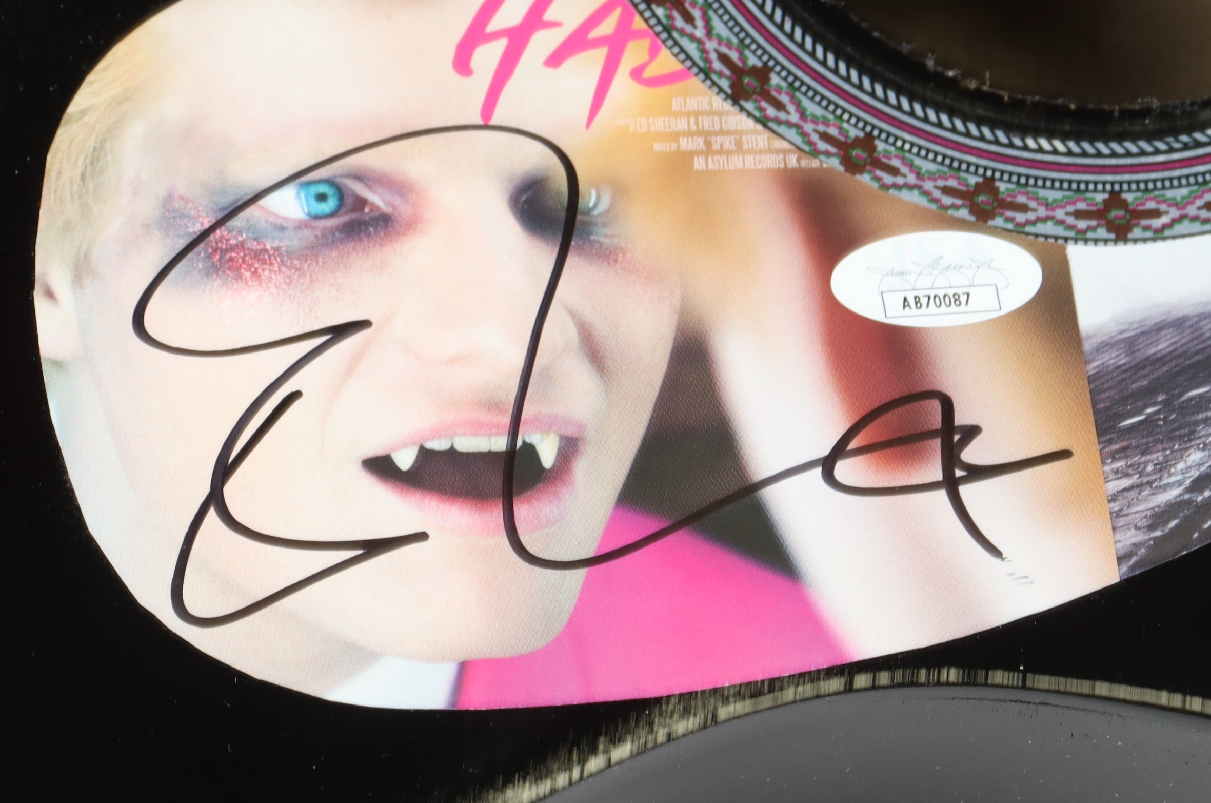 Ed Sheeran Signed 39" Acoustic Guitar (JSA) at PristineAuction.com Ed Sheeran Signed 39" Acoustic Guitar (JSA) at PristineAuction.com