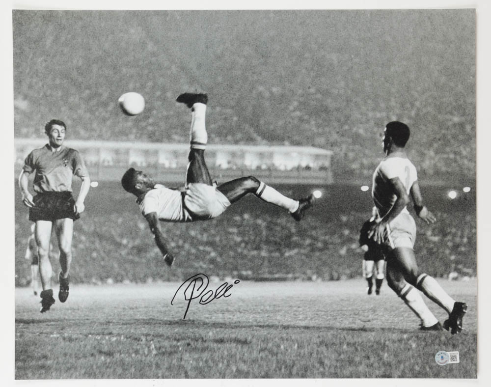 Pele Signed Brazil 16x20 Photo (Beckett) at PristineAuction.com Pele Signed Brazil 16x20 Photo (Beckett) at PristineAuction.com