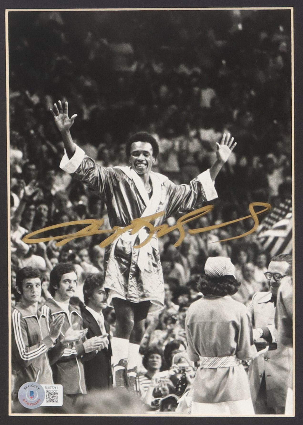 Sugar Ray Leonard Signed 16x20 Custom Matted Photo Display (Beckett) at PristineAuction.com Sugar Ray Leonard Signed 16x20 Custom Matted Photo Display (Beckett) at PristineAuction.com