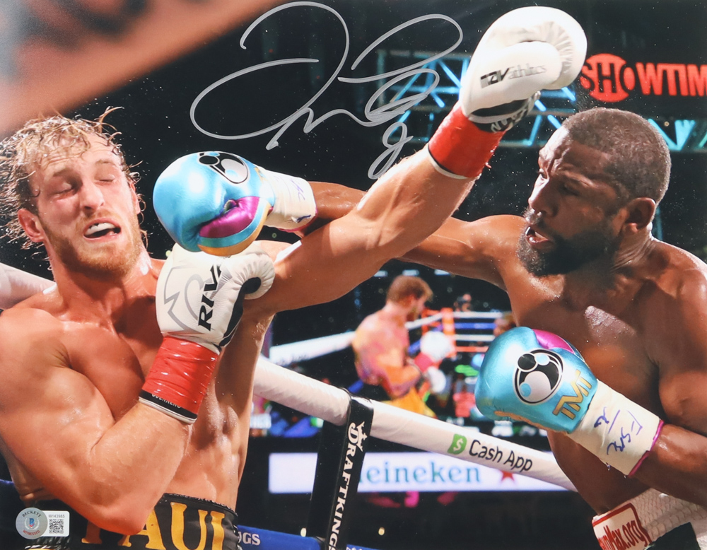 Floyd Mayweather Jr. Signed 11x14 Photo vs. Logan Paul (Beckett) at PristineAuction.com Floyd Mayweather Jr. Signed 11x14 Photo vs. Logan Paul (Beckett) at PristineAuction.com