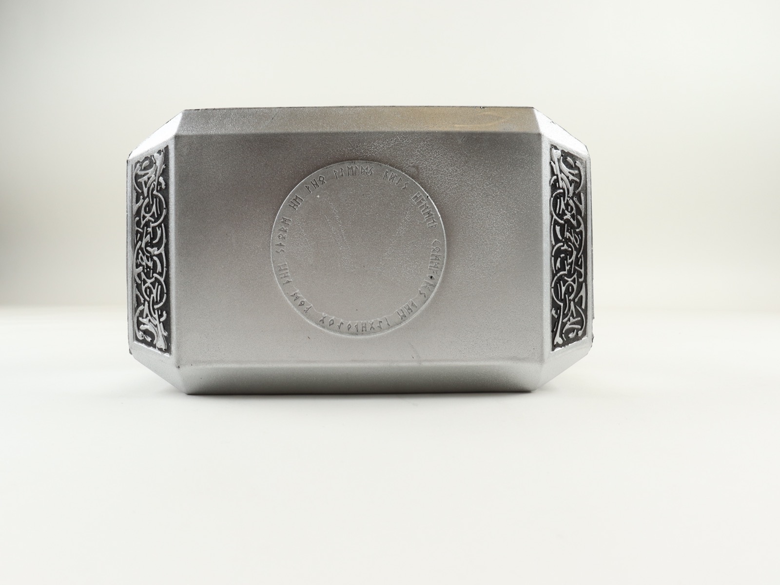 Chris Hemsworth Signed "Thor" Mjolnir Hammer (Beckett) at PristineAuction.com Chris Hemsworth Signed "Thor" Mjolnir Hammer (Beckett) at PristineAuction.com