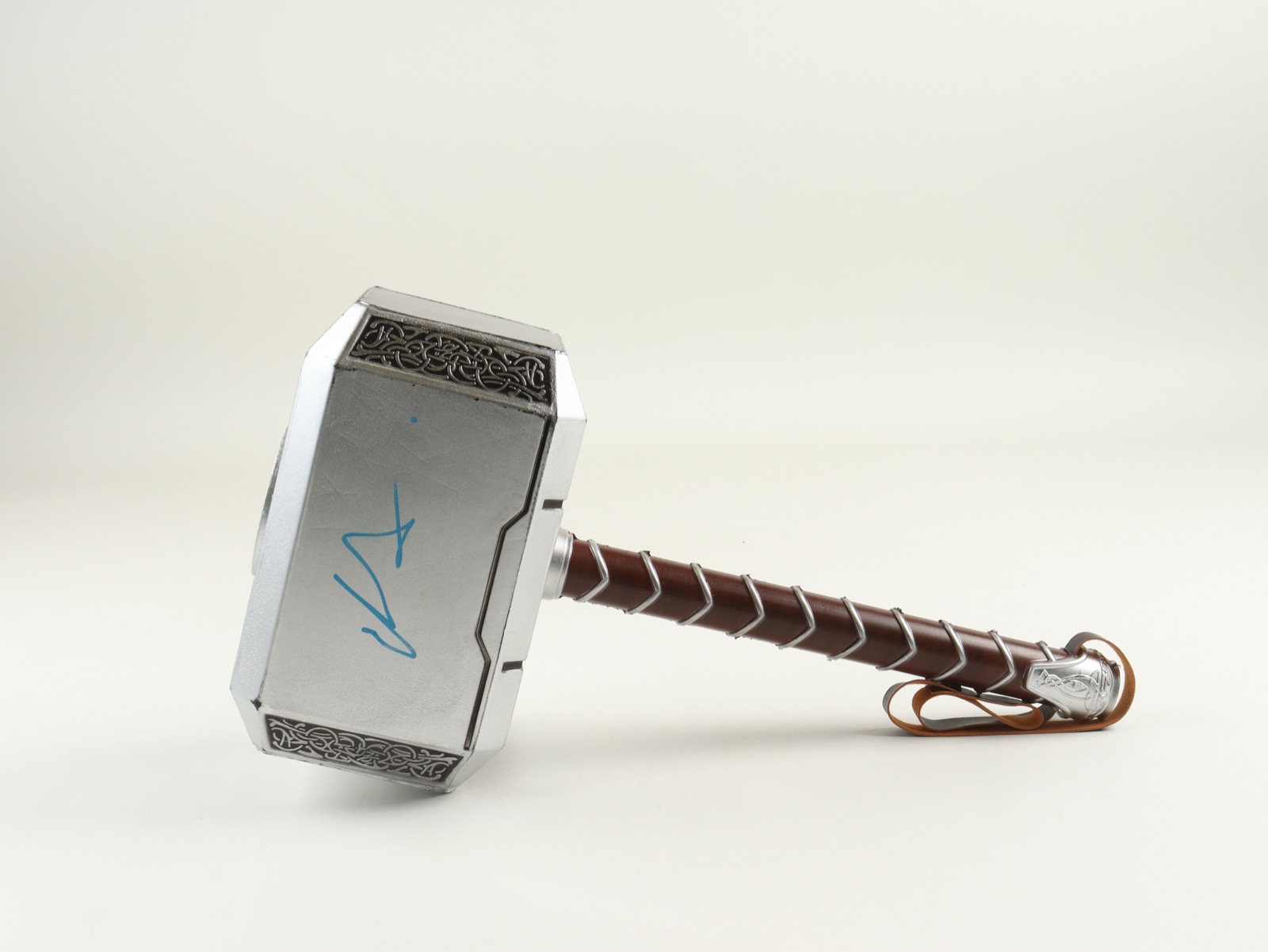 Chris Hemsworth Signed "Thor" Mjolnir Hammer (Beckett) at PristineAuction.com Chris Hemsworth Signed "Thor" Mjolnir Hammer (Beckett) at PristineAuction.com