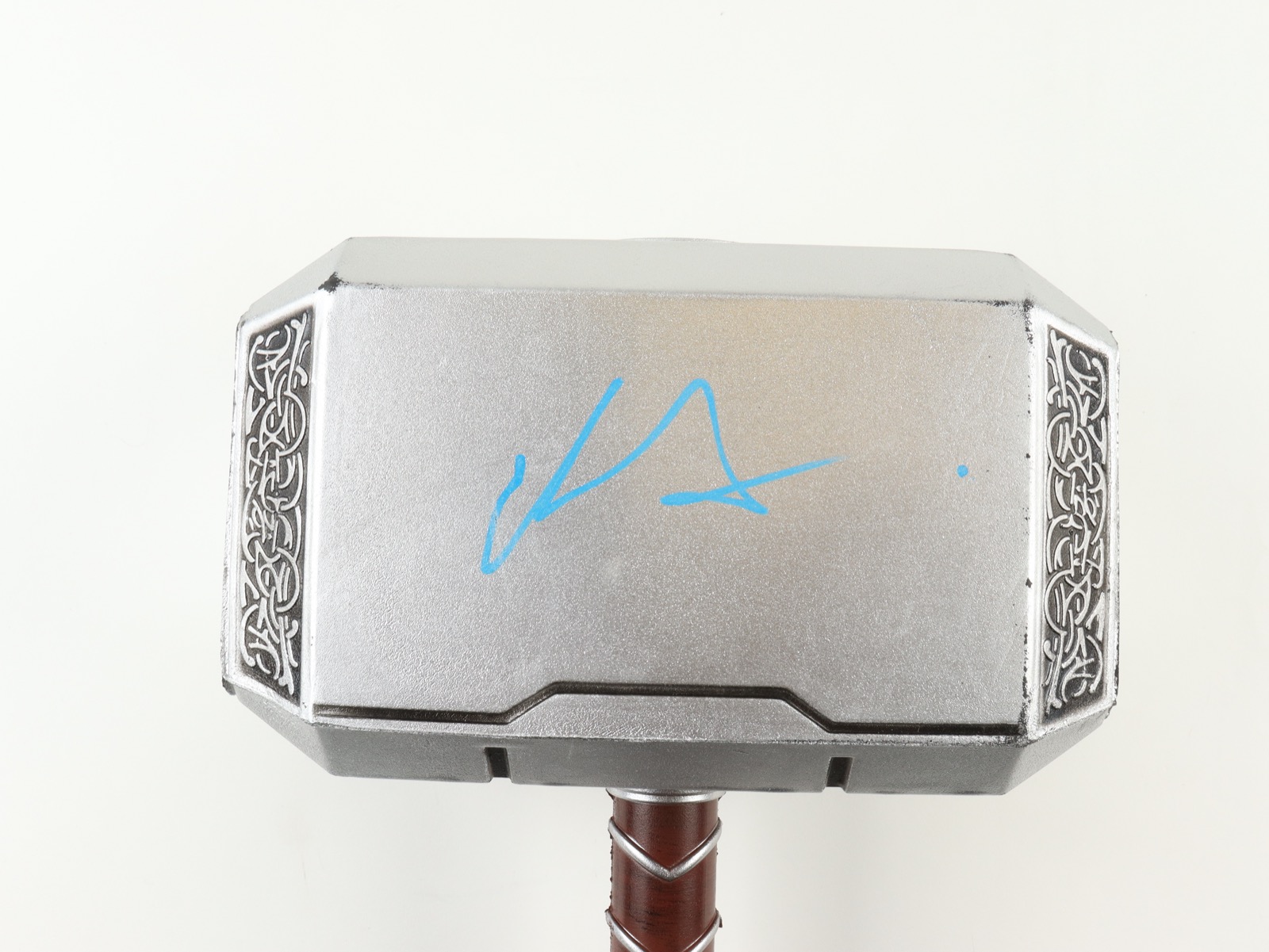 Chris Hemsworth Signed "Thor" Mjolnir Hammer (Beckett) at PristineAuction.com Chris Hemsworth Signed "Thor" Mjolnir Hammer (Beckett) at PristineAuction.com