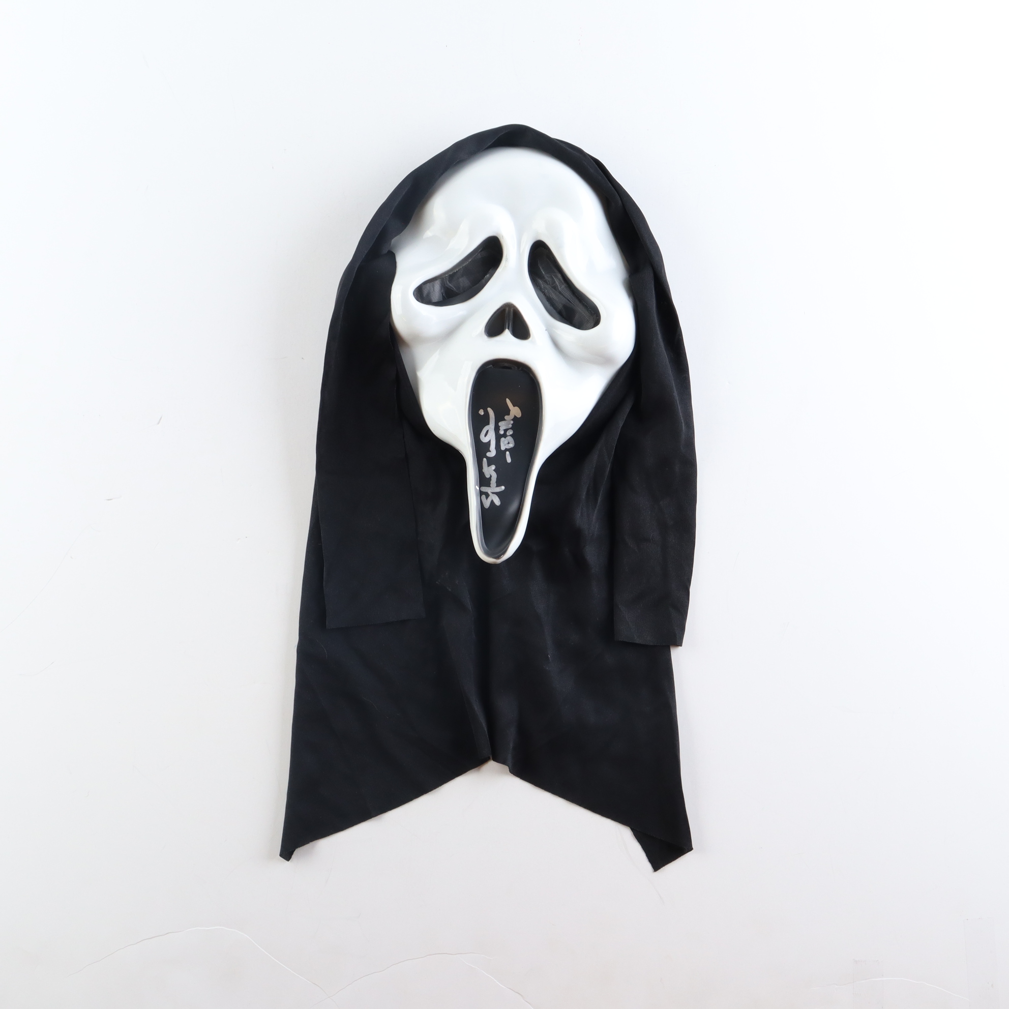 Skeet Ulrich Signed "Scream" Ghostface Mask Inscribed "Billy" (JSA) at PristineAuction.com Skeet Ulrich Signed "Scream" Ghostface Mask Inscribed "Billy" (JSA) at PristineAuction.com