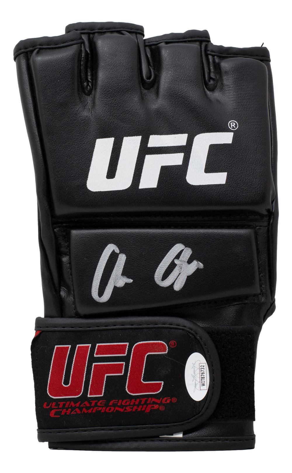 Colby Covington Signed UFC Glove (JSA) at PristineAuction.com Colby Covington Signed UFC Glove (JSA) at PristineAuction.com