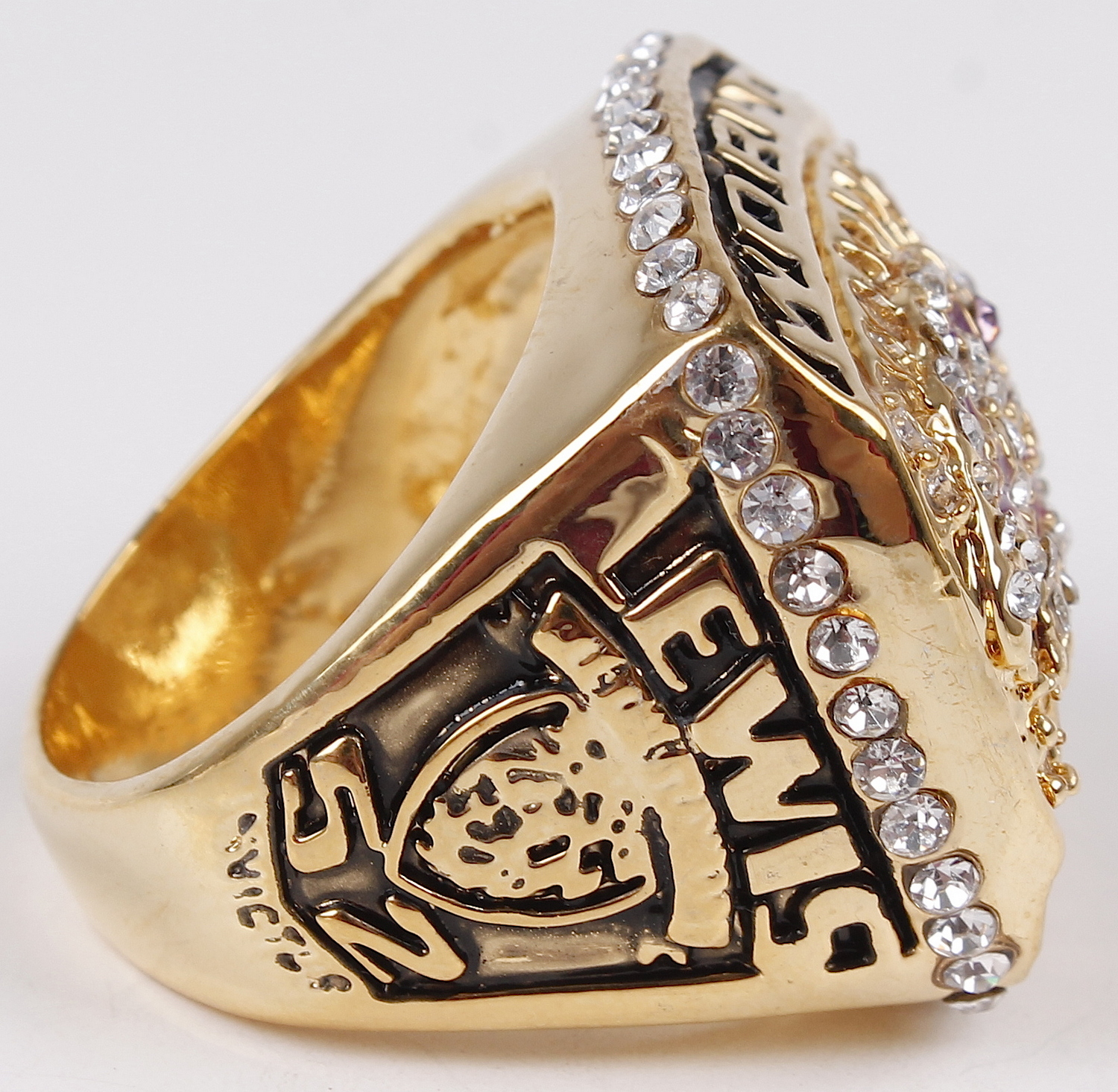 Ray Lewis Baltimore Ravens High Quality Replica 2000 Super Bowl XXXV Ring at PristineAuction.com Ray Lewis Baltimore Ravens High Quality Replica 2000 Super Bowl XXXV Ring at PristineAuction.com